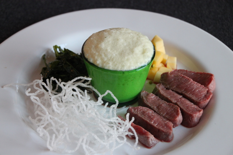 Vakuumiertes Lammfleisch mit Mango-Kresse-Espuma und frittierten Glasnudeln
