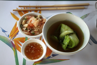 Pomelosalat und Kohlrouladen-Suppe mit Dip