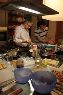 Michael kocht Dattelmasse