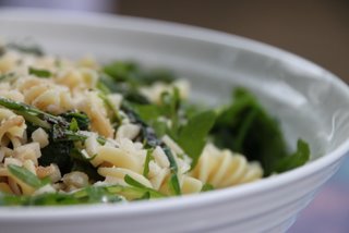 Nudelsalat mit Blattspinat und Pinienkernen