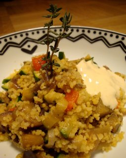 Gemüse-Couscous mit Tahini-Dressing