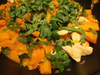 Poulet-Wok mit Quitten und Karotten