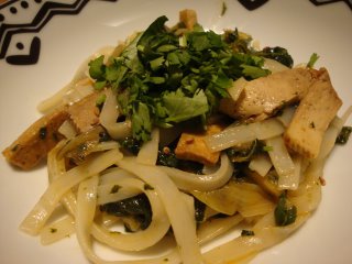 Reisbandnudeln mit Tofu und Spinat