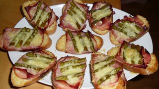 Canapés mit grünem Spargel