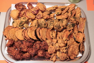 Teller mit frittierten Häppchen