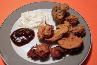 Teller mit frittierten Häppchen