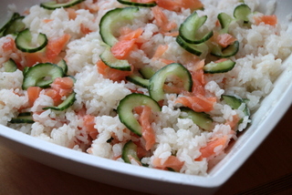 Sushireis mit Lachs und Gurke