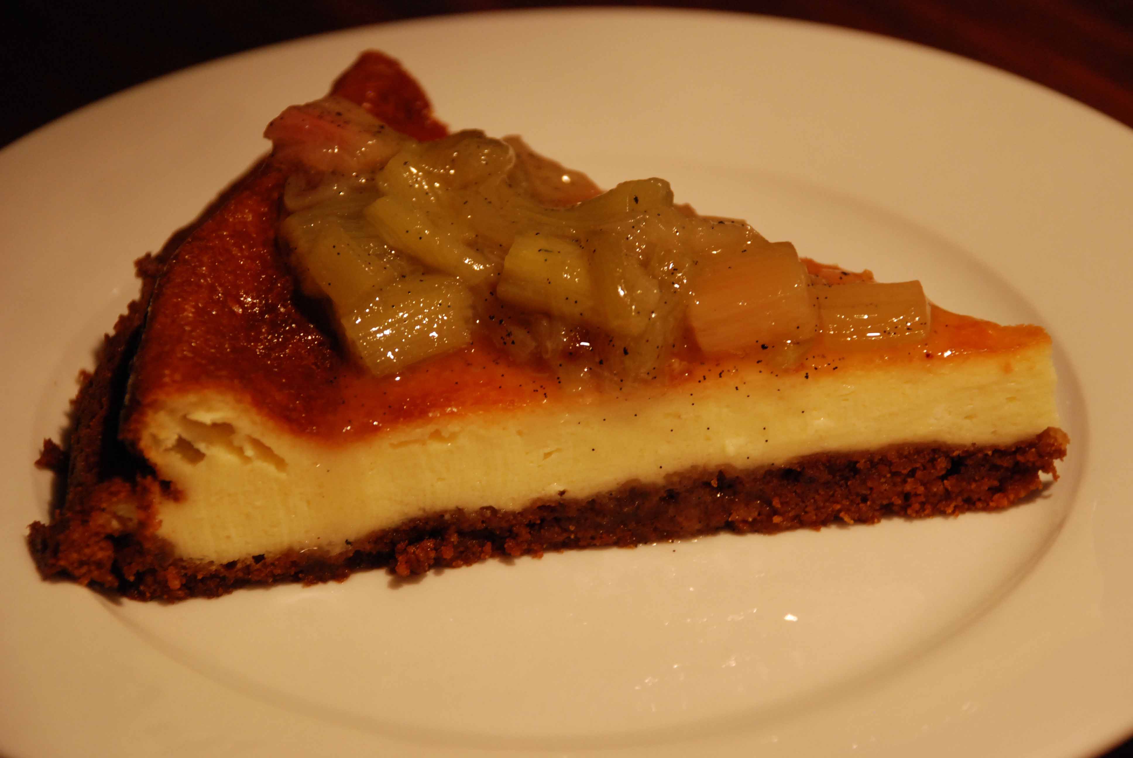  
Cheesecake mit Ingwer und Rhabarberkompott
