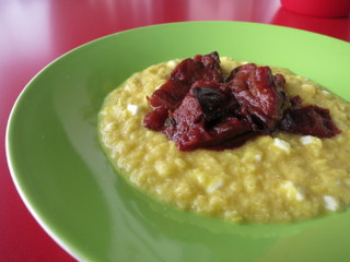 Frische Polenta mit Auberginensauce