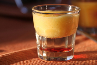 Holdrio mit Orangensaftschaum und Himbeerinfusion