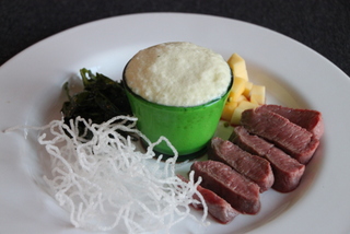 Vakuumiertes Lammfleisch mit Mango-Kresse-Espuma und frittierten Glasnudeln