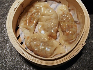 Jiaozi mit Fleisch- und mit Gemüsefüllung