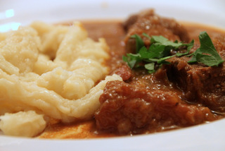 Hauptgang: Gulasch und Spätzle