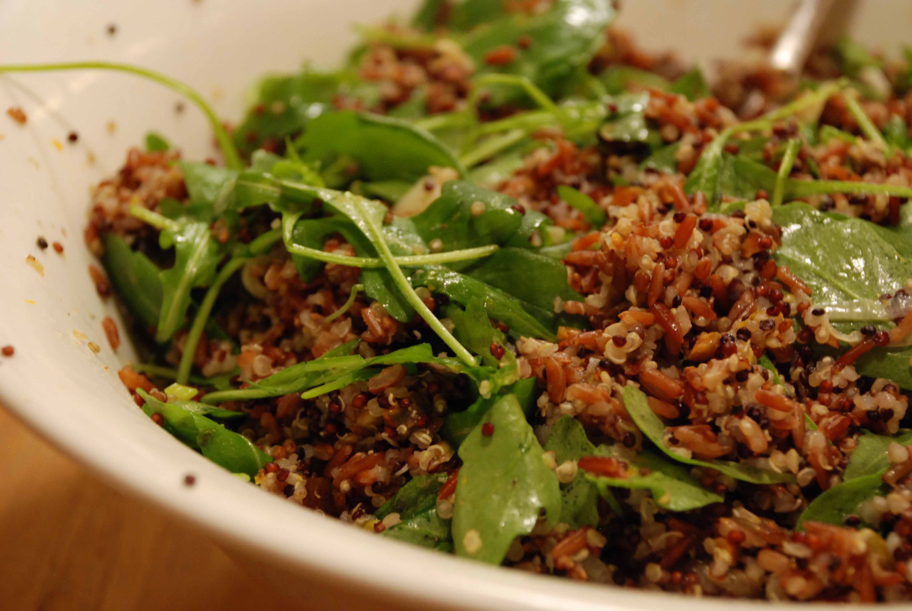 Roter Camargue-Reis und Quinoa mit Orange und Pistazien