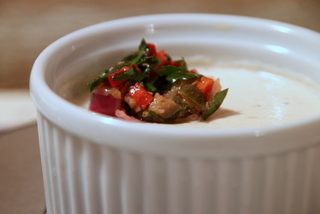  
 
Blumenkohlstrunk-Pannacotta mit Kapern-Vinaigrette
