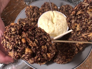 Quinoa-Pops mit Curry-Mayonnaise