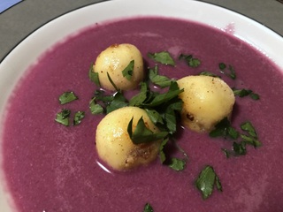 Rotkohlsuppe mit karamellisierten Griessknödel