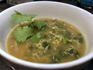 Suppe aus roten Linsen und Mangold
