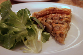 Salat mit Georgs Honig-Senf-Dressing und Knoblauchtarte
