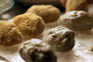 Croquetas de Roquefort mit Baumnüssen 