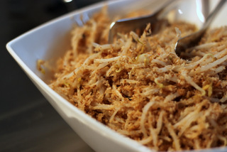 Gebratene Bohnensprossen mit Kokosraspeln 
